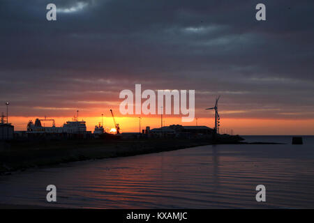 Heysham Lancashire, Großbritannien. 8 Jan, 2018. UK Wetter. Die Sonne hinter dem heysham Hafen hinter Seatruck Panorama Fähre Credit: David Billinge/Alamy leben Nachrichten Stockfoto