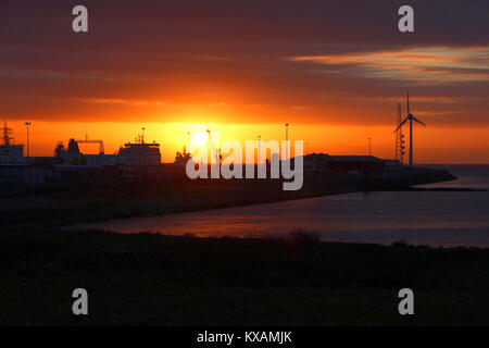 Heysham Lancashire, Großbritannien. 8 Jan, 2018. UK Wetter. Die Sonne hinter dem heysham Hafen hinter Seatruck Panorama Fähre Credit: David Billinge/Alamy leben Nachrichten Stockfoto