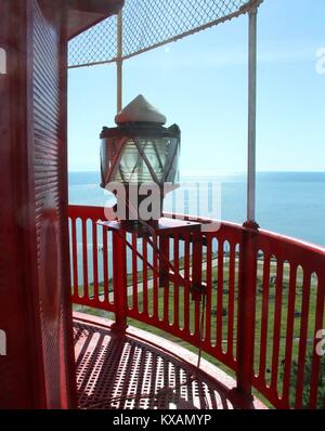 Poti, Georgia. 7. Okt 2017. Blick von der Spitze des Leuchtturms mit dem Ersatzteil kleines Licht dargestellt. erste Leuchtturm in Georgien, kleine Stadt Poti am Meer, war in London gebaut. 1862, BRITISCHE Firma Easton Amos & Söhne Ingenieuren abgeschlossen die Struktur und der Leuchtturm wurde zu Gerogia gesendet. In Poti, britische Ingenieure mit Hilfe von Einheimischen errichtet den Leuchtturm. Im Jahre 1864 wurde es in Betrieb genommen. Seine Höhe von unten nach Dach macht 39,8 m. Dies ist eine der ältesten Navigation Einrichtungen an der Küste des Schwarzen Meeres, die noch zu den internationalen Standards (Cr Stockfoto