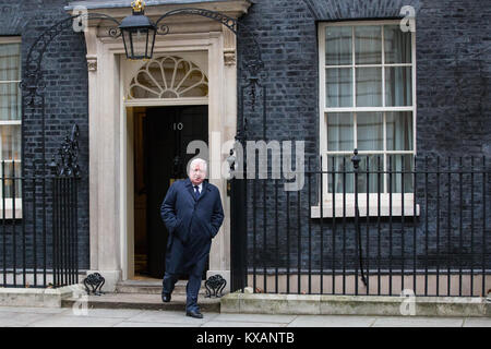 London, Großbritannien. 8. Januar, 2018. Sir Patrick McLoughlin MP, Kanzler des Herzogtums Lancaster, Blätter 10 Downing Street nach seinem Rücktritt als Vorsitzender der Konservativen Partei bei einer Kabinettsumbildung von Premierminister Theresa May. Credit: Mark Kerrison/Alamy leben Nachrichten Stockfoto