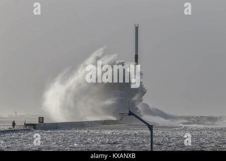 Sturm Eleanor schlagen Plage du Havre senden Wellen vom Englischen Kanal Absturz in die Luft, Le Havre, Normandie, Frankreich. Credit: Andy Morton/Alamy leben Nachrichten Stockfoto