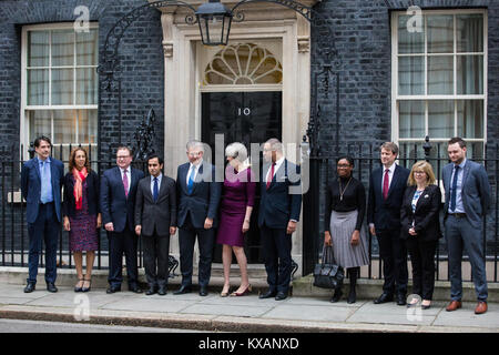 London, Großbritannien. 8 Jan, 2018. Premierminister Theresa May steht außerhalb 10 Downing Street mit der neuen Konservativen Partei Vorsitzender Brandon Lewis (zu Ihrer Linken), Stellvertretender Vorsitzender James geschickt (zu Ihrer Rechten) und Stellvertretenden Vorsitzenden (L-R) James Morris (Ausbildung und Entwicklung), Helen Grant (unterschiedlichen Gemeinschaften), Marcus Jones (Kommunen), Rehman Chishti (Diverse Gemeinden), Kemi Badenoch (Kandidaten), Chris Skidmore (Politik), Maria Caulfield (Frauen) und Ben Bradley (Jugend). Credit: Mark Kerrison/Alamy leben Nachrichten Stockfoto