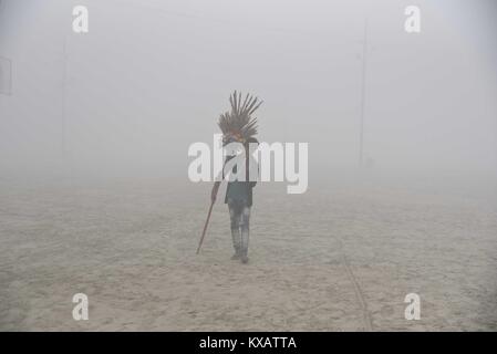 Allahabad, Uttar Pradesh, Indien. 9 Jan, 2018. Allahabad: ein Anbieter verkaufen Flöte auf einem kalten und nebligen Morgen in Allahabad am 09.01.2018. Credit: Prabhat Kumar Verma/ZUMA Draht/Alamy leben Nachrichten Stockfoto