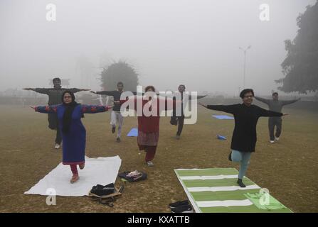 Allahabad, Uttar Pradesh, Indien. 9 Jan, 2018. Allahabad: Menschen, die Yoga in einer kalten und nebligen Morgen in Allahabad am 09.01.2018. Credit: Prabhat Kumar Verma/ZUMA Draht/Alamy leben Nachrichten Stockfoto