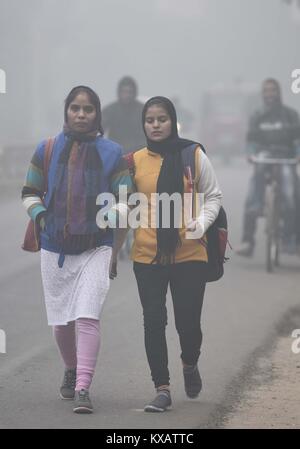 Allahabad, Uttar Pradesh, Indien. 9 Jan, 2018. Allahabad: Pendler in warme Kleidung gehüllt an einem kalten und nebligen Morgen in Allahabad am 09.01.2018. Credit: Prabhat Kumar Verma/ZUMA Draht/Alamy leben Nachrichten Stockfoto