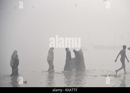 Allahabad, Uttar Pradesh, Indien. 9 Jan, 2018. Allahabad: Anhänger unter holydip im Sangam an einem kalten und nebligen Morgen in Allahabad am 09.01.2018. Credit: Prabhat Kumar Verma/ZUMA Draht/Alamy leben Nachrichten Stockfoto