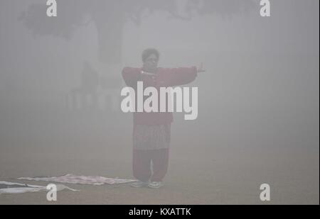 Allahabad, Uttar Pradesh, Indien. 9 Jan, 2018. Allahabad: Frauen Yoga auf einem kalten und nebligen Morgen in Allahabad am 09.01.2018. Credit: Prabhat Kumar Verma/ZUMA Draht/Alamy leben Nachrichten Stockfoto