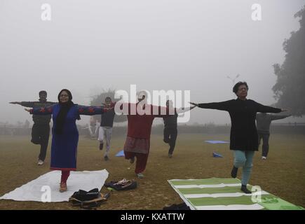 Allahabad, Uttar Pradesh, Indien. 9 Jan, 2018. Allahabad: Menschen, die Yoga in einer kalten und nebligen Morgen in Allahabad am 09.01.2018. Credit: Prabhat Kumar Verma/ZUMA Draht/Alamy leben Nachrichten Stockfoto