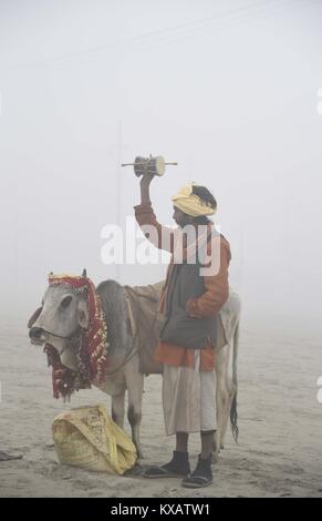 Allahabad, Uttar Pradesh, Indien. 9 Jan, 2018. Allahabad: Sadhu bieten Gebet an einem kalten und nebligen Morgen in Allahabad am 09.01.2018. Credit: Prabhat Kumar Verma/ZUMA Draht/Alamy leben Nachrichten Stockfoto