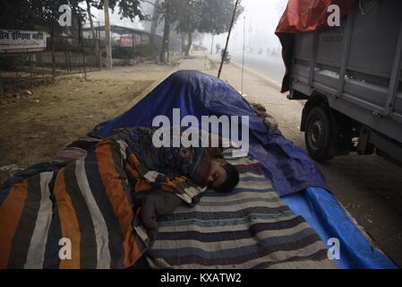 Allahabad, Uttar Pradesh, Indien. 9 Jan, 2018. Allahabad: ein strassenrand Verkäufer schlafen am Straßenrand auf einem kalten und nebligen Morgen in Allahabad am 09.01.2018. Credit: Prabhat Kumar Verma/ZUMA Draht/Alamy leben Nachrichten Stockfoto