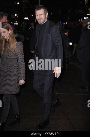 New York, NY, USA. 8 Jan, 2018. Liam Neeson, am Ende der Show mit Stephen Colbert gesehen seinen neuen Film die Pendler zu fördern und über für Celebrity Candids-MON, New York, NY, 8. Januar 2018. Credit: Derek Sturm/Everett Collection/Alamy leben Nachrichten Stockfoto