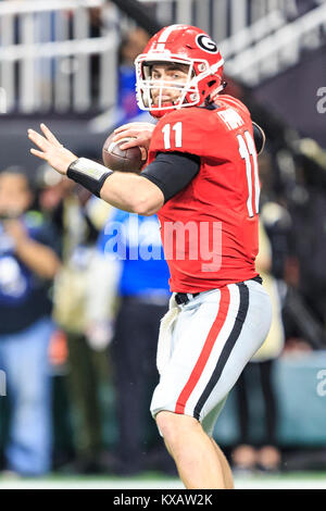 Atlanta, Georgia. 8 Jan, 2018. Georgia Bulldogs Quarterback Jake Fromm (11) an den NCAA Nation Meisterschaft Spiel waren die #4 Alabama Crimson Tide nehmen auf den #3 Georgia Bulldogs bei Mercedes-Benz-Stadion in Atlanta, Georgia. JP Waldron/Cal Sport Media/Alamy leben Nachrichten Stockfoto