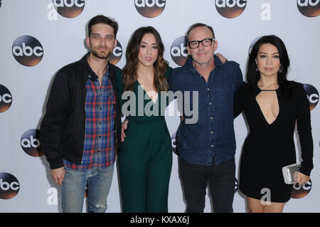 Pasadena, Kalifornien, USA. Januar 8, 2018 Jeff Ward, Chloe Bennett, Clark Gregg, Ming-Na Wen. 2018 Disney ABC Winter drücken Sie die Tour findet im Langham Huntington in Pasadena. Photo Credit: Birdie Thompson/AdMedia (Credit Bild: © Birdie Thompson/AdMedia über ZUMA Draht) Stockfoto