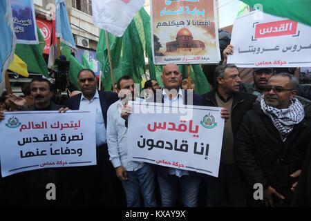 Gaza, Gazastreifen, palästinensischen Gebiet. 9 Jan, 2018. Palästinenser halten nationale Flaggen während eines Protestes gegen die Entscheidung der US-Präsident Donald Trump Jerusalem als Hauptstadt von Israel zu erkennen, in Gaza-stadt am 9. Januar 2018 Kredite: Muhammad Asad/APA-Images/ZUMA Draht/Alamy leben Nachrichten Stockfoto