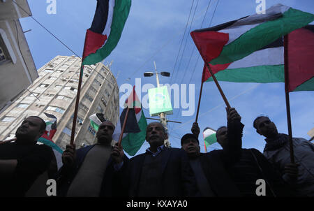 Gaza, Gazastreifen, palästinensischen Gebiet. 9 Jan, 2018. Palästinenser halten nationale Flaggen während eines Protestes gegen die Entscheidung der US-Präsident Donald Trump Jerusalem als Hauptstadt von Israel zu erkennen, in Gaza-stadt am 9. Januar 2018 Kredite: Muhammad Asad/APA-Images/ZUMA Draht/Alamy leben Nachrichten Stockfoto