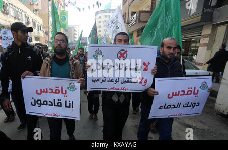 Gaza, Gazastreifen, palästinensischen Gebiet. 9 Jan, 2018. Palästinenser halten nationale Flaggen während eines Protestes gegen die Entscheidung der US-Präsident Donald Trump Jerusalem als Hauptstadt von Israel zu erkennen, in Gaza-stadt am 9. Januar 2018 Kredite: Muhammad Asad/APA-Images/ZUMA Draht/Alamy leben Nachrichten Stockfoto