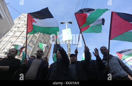 Gaza, Gazastreifen, palästinensischen Gebiet. 9 Jan, 2018. Palästinenser halten nationale Flaggen während eines Protestes gegen die Entscheidung der US-Präsident Donald Trump Jerusalem als Hauptstadt von Israel zu erkennen, in Gaza-stadt am 9. Januar 2018 Kredite: Muhammad Asad/APA-Images/ZUMA Draht/Alamy leben Nachrichten Stockfoto