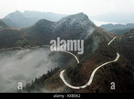 Qiandongnan. 9 Jan, 2018. Foto auf Jan. 9, 2018 zeigt Meer der Wolken über einen Berg Straße an einem Miao Dorf Qiandongnan Jianhe County, Miao und Dong Autonomen Präfektur, Südwesten Chinas Provinz Guizhou. Credit: Yang Wenbin/Xinhua/Alamy leben Nachrichten Stockfoto