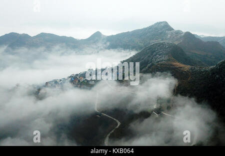 Qiandongnan. 9 Jan, 2018. Foto auf Jan. 9, 2018 zeigt Meer der Wolken über einem Miao Dorf Qiandongnan Jianhe County, Miao und Dong Autonomen Präfektur, Südwesten Chinas Provinz Guizhou. Credit: Yang Wenbin/Xinhua/Alamy leben Nachrichten Stockfoto