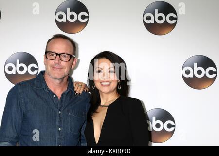 Pasadena, Kalifornien, USA. 8 Jan, 2018. Clark Gregg, Ming-Na Wen in der Ankunftshalle für Disney ABC-Gruppe TCalifornia, USA Winter Presse Tour 2018, The Langham Huntington, Pasadena, Kalifornien, USA, 8. Januar 2018. Credit: Priscilla Grant/Everett Collection/Alamy leben Nachrichten Stockfoto