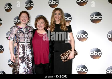 Pasadena, Kalifornien, USA. 8 Jan, 2018. Emma Kenney, Roseanne Barr, Sarah Chalke bei der Ankunft für Disney ABC-Gruppe TCalifornia, USA Winter Presse Tour 2018, The Langham Huntington, Pasadena, Kalifornien, USA, 8. Januar 2018. Credit: Priscilla Grant/Everett Collection/Alamy leben Nachrichten Stockfoto