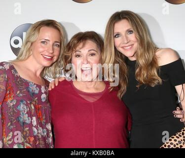 Pasadena, Kalifornien, USA. 8 Jan, 2018. Lecy Goranson, Roseanne Barr, Sarah Chalke bei der Ankunft für Disney ABC-Gruppe TCalifornia, USA Winter Presse Tour 2018, The Langham Huntington, Pasadena, Kalifornien, USA, 8. Januar 2018. Credit: Priscilla Grant/Everett Collection/Alamy leben Nachrichten Stockfoto