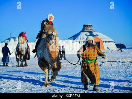 Sunite rechts Banner, China Autonome Region Innere Mongolei. 9 Jan, 2018. Hirten führen Kamele Teil in der Camel beauty contest in Sunite rechts Banner, North China Autonome Region Innere Mongolei, Jan. 9, 2018. Ein Kamel Messe eine lokale traditionelle Festival einschließlich Kamelrennen und Kamel beauty contest, war im Banner am Dienstag statt. Mehr als 200 Kamele nahmen an der Messe. Credit: Peng Yuan/Xinhua/Alamy leben Nachrichten Stockfoto