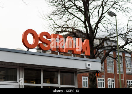 Berlin, Deutschland. 9 Jan, 2018. Die Osram-Logo während des Protestes gesehen. Mitarbeiter der Firma Siemens gegen die geplante Entlassung von Arbeitnehmern zeigen, wie Siemens will 6.900 Jobs weltweit zu schneiden und einige Fabriken schließen, meistens in der fossilen Energie Abteilung. Quelle: Markus Heine/SOPA/ZUMA Draht/Alamy leben Nachrichten Stockfoto