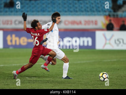 (180109) - CHANGZHOU, Januar 9, 2018 (Xinhua) - hashim Ali (L) von Katar Mias mit Islomjon Kobilov von Usbekistan während der China 2018 AFC U23-Meisterschaft in Changzhou, Provinz Jiangsu im Osten Chinas, Jan. 9, 2018. (Xinhua / Yang Lei) (HCS) Stockfoto