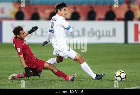 (180109) - CHANGZHOU, Januar 9, 2018 (Xinhua) - hashim Ali (L) von Katar Mias mit Islomjon Kobilov von Usbekistan während der China 2018 AFC U23-Meisterschaft in Changzhou, Provinz Jiangsu im Osten Chinas, Jan. 9, 2018. (Xinhua / Yang Lei) (HCS) Stockfoto