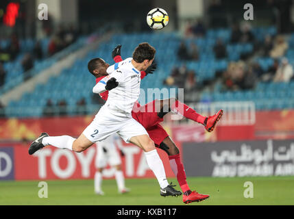 (180109) - CHANGZHOU, Januar 9, 2018 (Xinhua) - Ashurmatov Rustamjon (F) von Usbekistan Mias mit Almoez Ali von Katar während der China 2018 AFC U23-Meisterschaft in Changzhou, Osten Chinas in der Provinz Jiangsu, Jan. 9, 2018. (Xinhua / Yang Lei) (HCS) Stockfoto