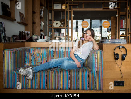 Hamburg, Deutschland. 21 Sep, 2017. Rapper Haiyiti (Ronja Zschoche) sitzt auf einem Sofa in Hamburg, Deutschland, 21. September 2017. Am 12. Januar hier 2018 zweite LP 'Montenegro Null" freigegeben werden. Credit: Daniel Bockwoldt/dpa/Alamy leben Nachrichten Stockfoto