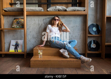 Hamburg, Deutschland. 21 Sep, 2017. Rapper Haiyiti (Ronja Zschoche) sitzt auf einer Treppe Landung in Hamburg, Deutschland, 21. September 2017. Am 12. Januar hier 2018 zweite LP 'Montenegro Null" freigegeben werden. Credit: Daniel Bockwoldt/dpa/Alamy leben Nachrichten Stockfoto