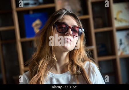 Hamburg, Deutschland. 21 Sep, 2017. Rapper Haiyiti (Ronja Zschoche) trägt eine Sonnenbrille vor einem Bücherregal in Hamburg, Deutschland, 21. September 2017. Am 12. Januar hier 2018 zweite LP 'Montenegro Null" freigegeben werden. Credit: Daniel Bockwoldt/dpa/Alamy leben Nachrichten Stockfoto