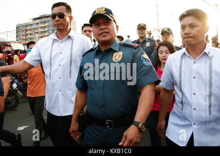 Manila, Philippinen. 9 Jan, 2018. Philippine National Police Chief, General Rolando Dela Rosa, Spaziergänge durch Quiapo in Manila, als er die Polizei Rang und Datei um die Prozession Gelände stationiert. Katholische Gläubige aus dem ganzen Land versammelten sich in Manila, wie sie in der jährlichen Traslacion des Schwarzen Nazareners teilnehmen. Gläubige und Pilger, die glauben, dass die schwarzen Nazareners wundersame und kann alles von persönlichen Wünsche gewähren, um Krankheiten zu heilen. Credit: J Gerard Seguia/ZUMA Draht/Alamy leben Nachrichten Stockfoto