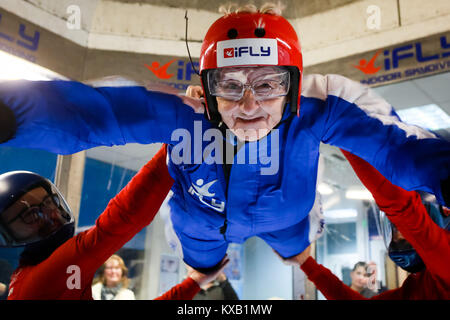 Milton Keynes, UK. 9 Jan, 2018. Milton Keynes: 86 jährige Freda Richards nimmt ihren ersten Fallschirmsprung in einem Zentrum in Milton Keynes, Bucks. Freda, Teil einer Rentner Gruppe namens "goldenen Jahren, verbrachte 10 Minuten fliegen mit zwei Lehrern helfen. Goldene Jahre Gründer, Meg Neelan sagt, wollte sie ein 'Youth Club für alte Leute", so dass Sie Ihre goldenen Jahre die volle Anerkennung genießen konnten: Bob Caddick/Alamy leben Nachrichten Stockfoto