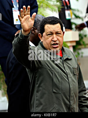 April 19, 2009 - Port Of Spain, Trinidad und Tobago - 19. April 2009. Hugo Rafael Chavez, ehemaliger Präsident von Venezuela, grüßt die Reporter, wenn er für Unterkunft für das offizielle Foto des V Gipfel der Amerikas, in Port of Spain, Trinidad und Tobago, aussieht. Vom 17. bis 19. April 2009. Foto: Juan Carlos Hernandez Credit: Juan Carlos Hernandez/ZUMA Draht/Alamy leben Nachrichten Stockfoto