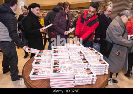 London, London, Großbritannien. 9 Jan, 2018. Die Buchvorstellung von Feuer und Wut: Innerhalb des Vorsitzes Trump geht auf Verkauf at Waterstone's Store in Piccadilly. Nur 500 Exemplare zum Verkauf heute sein. Credit: ZUMA Press, Inc./Alamy leben Nachrichten Stockfoto