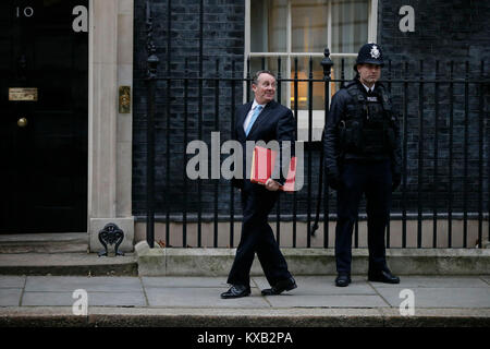 London, Großbritannien. 9 Jan, 2018. Liam Fox (L), der internationale Handel Großbritanniens Sekretär, kommt für die erste Sitzung des Jahres, nach der gestrigen Kabinettsumbildung, 10 Downing Street, in London, Großbritannien, am Jan. 9, 2018. Quelle: Tim Irland/Xinhua/Alamy leben Nachrichten Stockfoto