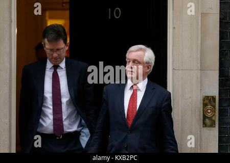 London, Großbritannien. 9 Jan, 2018. Attorney General Jeremy Wright (L) und Brexit Sekretär David Davis verlassen nach der ersten Kabinettssitzung in diesem Jahr, nach der gestrigen Kabinettsumbildung, 10 Downing Street, in London, Großbritannien, am Jan. 9, 2018. Quelle: Tim Irland/Xinhua/Alamy leben Nachrichten Stockfoto