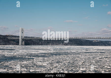 Manhattan, USA. 9 Jan, 2018. Große Menge an Eis gesehen Auftauen auf dem Hudson River in der Nähe der George Washington Bridge in Manhattan in der Stadt New York an diesem Dienstag, 9. Januar 2018. Credit: Brasilien Foto Presse/Alamy leben Nachrichten Stockfoto