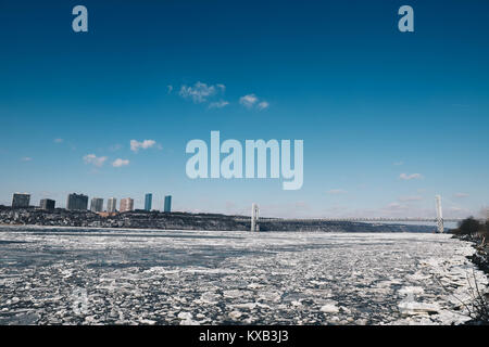 Manhattan, USA. 9 Jan, 2018. Große Menge an Eis gesehen Auftauen auf dem Hudson River in der Nähe der George Washington Bridge in Manhattan in der Stadt New York an diesem Dienstag, 9. Januar 2018. Credit: Brasilien Foto Presse/Alamy leben Nachrichten Stockfoto