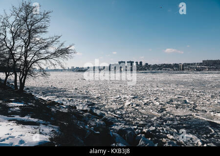 Manhattan, USA. 9 Jan, 2018. Große Menge an Eis gesehen Auftauen auf dem Hudson River in der Nähe der George Washington Bridge in Manhattan in der Stadt New York an diesem Dienstag, 9. Januar 2018. Credit: Brasilien Foto Presse/Alamy leben Nachrichten Stockfoto