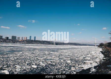 Manhattan, USA. 9 Jan, 2018. Große Menge an Eis gesehen Auftauen auf dem Hudson River in der Nähe der George Washington Bridge in Manhattan in der Stadt New York an diesem Dienstag, 9. Januar 2018. Credit: Brasilien Foto Presse/Alamy leben Nachrichten Stockfoto