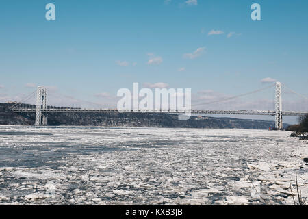 Manhattan, USA. 9 Jan, 2018. Große Menge an Eis gesehen Auftauen auf dem Hudson River in der Nähe der George Washington Bridge in Manhattan in der Stadt New York an diesem Dienstag, 9. Januar 2018. Credit: Brasilien Foto Presse/Alamy leben Nachrichten Stockfoto