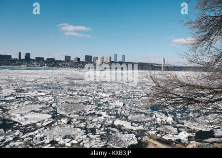 Manhattan, USA. 9 Jan, 2018. Große Menge an Eis gesehen Auftauen auf dem Hudson River in der Nähe der George Washington Bridge in Manhattan in der Stadt New York an diesem Dienstag, 9. Januar 2018. Credit: Brasilien Foto Presse/Alamy leben Nachrichten Stockfoto