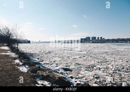 Manhattan, USA. 9 Jan, 2018. Große Menge an Eis gesehen Auftauen auf dem Hudson River in der Nähe der George Washington Bridge in Manhattan in der Stadt New York an diesem Dienstag, 9. Januar 2018. Credit: Brasilien Foto Presse/Alamy leben Nachrichten Stockfoto