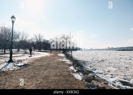 Manhattan, USA. 9 Jan, 2018. Große Menge an Eis gesehen Auftauen auf dem Hudson River in der Nähe der George Washington Bridge in Manhattan in der Stadt New York an diesem Dienstag, 9. Januar 2018. Credit: Brasilien Foto Presse/Alamy leben Nachrichten Stockfoto