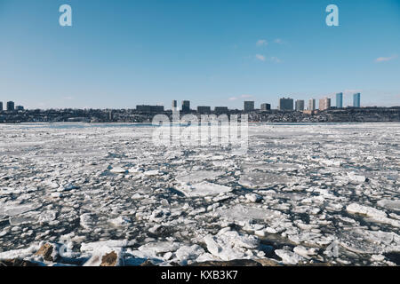 Manhattan, USA. 9 Jan, 2018. Große Menge an Eis gesehen Auftauen auf dem Hudson River in der Nähe der George Washington Bridge in Manhattan in der Stadt New York an diesem Dienstag, 9. Januar 2018. Credit: Brasilien Foto Presse/Alamy leben Nachrichten Stockfoto