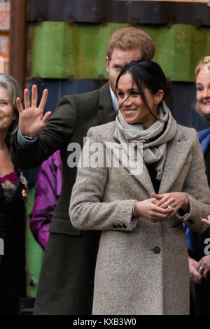 Brixton, Großbritannien. 9 Jan, 2018. Prinz Harry und Frau Markle besuchen Reprezent 107,3 FM in Brixton, 9. Januar 2018, um zu sehen, ihre Arbeit unterstützt junge Menschen durch kreative Ausbildung in Radio und Fernsehen und mehr über das Modell der mit Musik, Radio und Medien für soziale Auswirkungen zu erfahren. Credit: Amanda Rose/Alamy leben Nachrichten Stockfoto